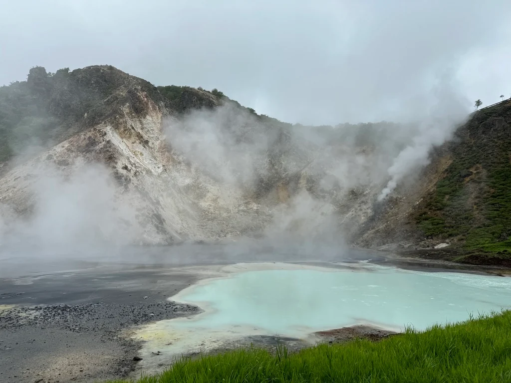 湯けむりに包まれた北海道の温泉地の風景
