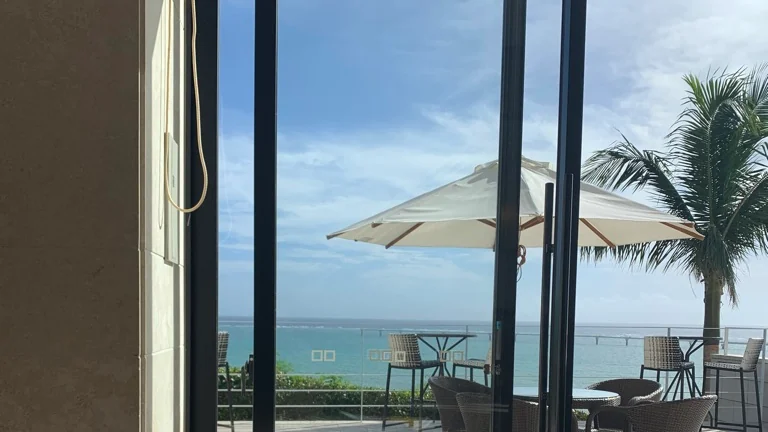 海を望む旅先のテラス