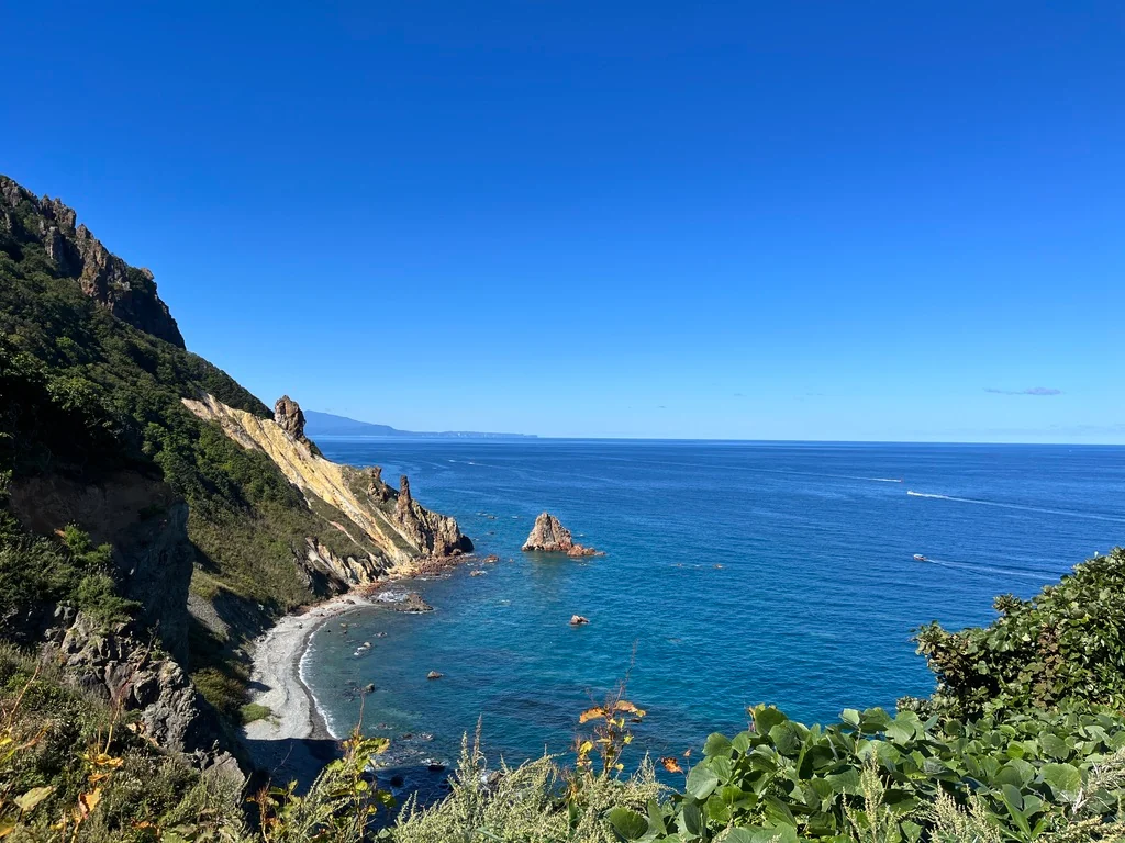 岩礁海岸と青い海の風景